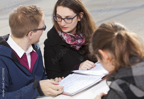 Photo: Drei Schüler lernen gemeinsam im Freien Drei Schüler lernen gemeinsam im Freien
