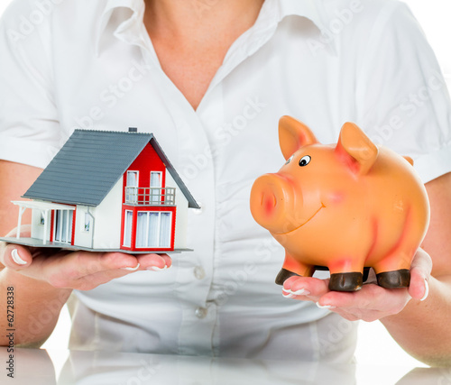Photo: Frau mit Haus und Sparschwein Frau mit Haus und Sparschwein