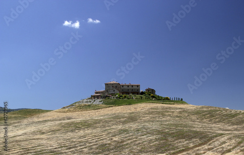 Photo: Italien, Toskana, in der Nähe von Volterra, Ansicht der Landschaft und Häuser Italien, Toskana, in der Nähe von Volterra, Ansicht der Landschaft und Häuser