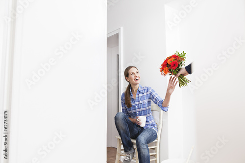 Photo: Menschliche Hand, Blumenstrauß, um Frau Menschliche Hand, Blumenstrauß, um Frau