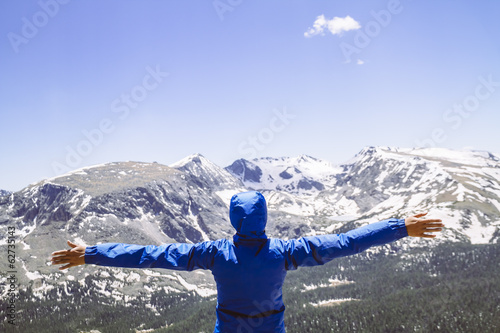 Photo: USA, Colorado, Rocky Mountain National Park, Frau schaut auf die Berge USA, Colorado, Rocky Mountain National Park, Frau schaut auf die Berge