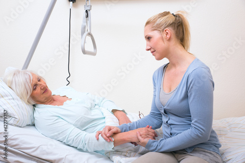 Photo: Oma und Tochter im Krankenhaus Oma und Tochter im Krankenhaus