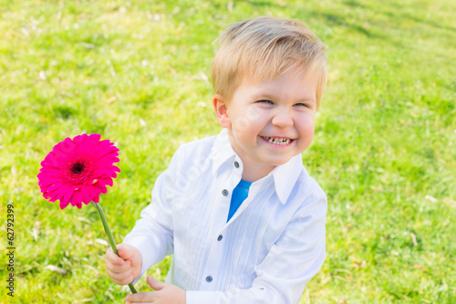 Photo: fröhliches Kind mit Blume fröhliches Kind mit Blume