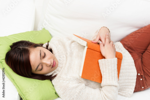 Photo: mädchen ist beim lesen eingeschlafen mädchen ist beim lesen eingeschlafen