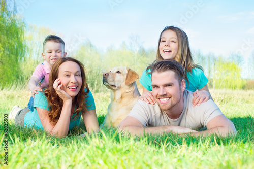 Photo: familie mit Hund in der Natur familie mit Hund in der Natur
