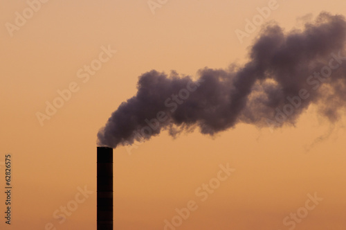 Foto: A thick plume of smoke rising from a chimney stack at a coal-fuelled power plant, Fernandina Beach, Florida, USA A thick plume of smoke rising from a chimney stack at a coal-fuelled power plant, Fernandina Beach, Florida, USA