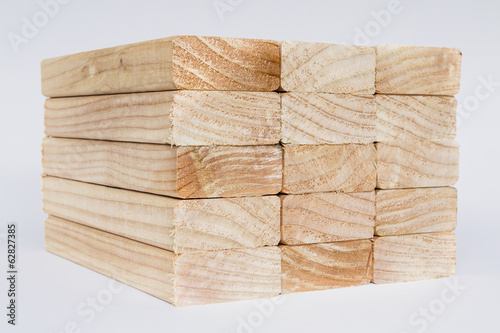 Foto: Stack of sawn prepared timber, spruce wood planks or studs, for use. Treated wood in traditional 2 by 4 measured cut shapes. Cut ends. Stack of sawn prepared timber, spruce wood planks or studs, for use. Treated wood in traditional 2 by 4 measured cut shapes. Cut ends.