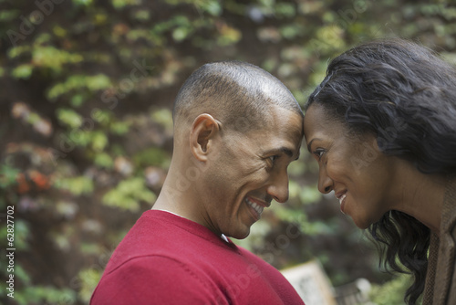 Foto: Scenes from urban life in New York City. A man and a woman, a couple looking closely at each other. Scenes from urban life in New York City. A man and a woman, a couple looking closely at each other.