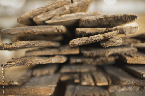 Foto: A heap of recycled reclaimed timber planks of wood. Environmentally responsible reclamation in a timber yard. A heap of recycled reclaimed timber planks of wood. Environmentally responsible reclamation in a timber yard.