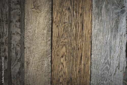 Foto: A heap of recycled reclaimed timber planks of wood. Environmentally responsible reclamation in a timber yard. Varieties of wood, with grain and colour details. A heap of recycled reclaimed timber planks of wood. Environmentally responsible reclamation in a timber yard. Varieties of wood, with grain and colour details.
