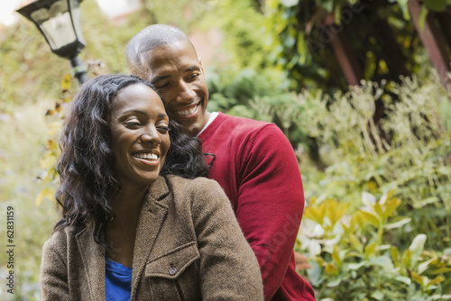 Foto: Scenes from urban life in New York City. A man and a woman, hugging each other in an garden. Scenes from urban life in New York City. A man and a woman, hugging each other in an garden.