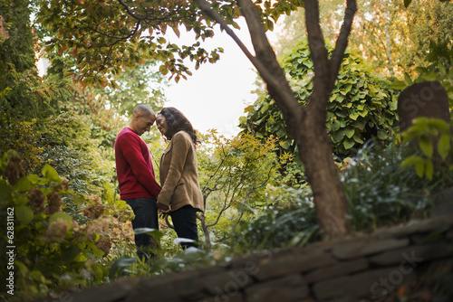 Foto: Scenes from urban life in New York City. A park with trees. A man and a woman, a couple holding hands. Scenes from urban life in New York City. A park with trees. A man and a woman, a couple holding hands.