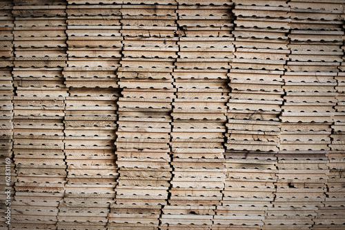 Foto: A reclaimed lumber workshop. Stacks of reclaimed, cleaned up planks of wood for re-use. A reclaimed lumber workshop. Stacks of reclaimed, cleaned up planks of wood for re-use.