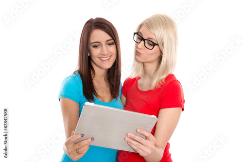 Photo: Zwei Freundinnen surfen im Dating-Portal im Internet Zwei Freundinnen surfen im Dating-Portal im Internet