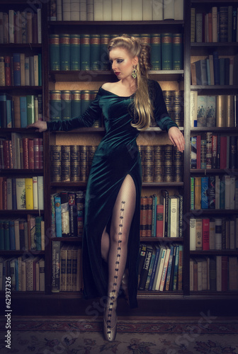 Photo: elegante Frau vor Bücherregal elegante Frau vor Bücherregal