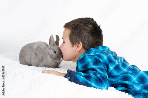 Photo: Junge mit Haustier Junge mit Haustier