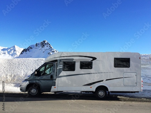 Instant Collection: Reisemobil am Berninapass Reisemobil am Berninapass