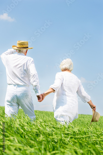 Photo: mann und Frau im Feld im Frühling Senioren mann und Frau im Feld im Frühling Senioren