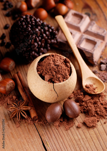 Photo: cacao in polvere nel piccolo contenitore di legno cacao in polvere nel piccolo contenitore di legno