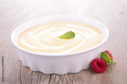 Photo: vanilla cream dessert and berries vanilla cream dessert and berries
