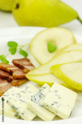 Photo: Pear with gorgonzola and bacon Pear with gorgonzola and bacon