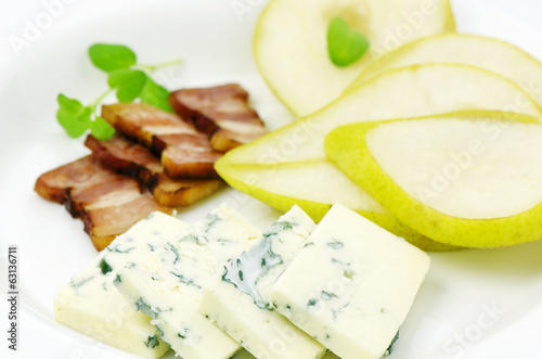 Photo: Pear with gorgonzola and bacon Pear with gorgonzola and bacon