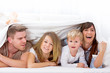 Familie unter der Decke zusammen Familie unter der Decke zusammen