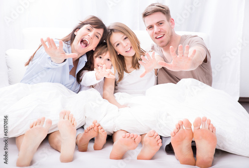 Photo: Familie zu Hause mit Kindern Familie zu Hause mit Kindern