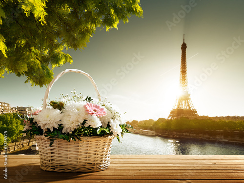 Photo: flowers in basket and Eiffel tower, Paris flowers in basket and Eiffel tower, Paris