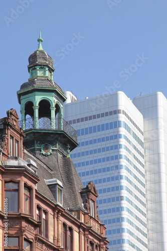 Photo: historisches Stadthaus und modernes Hochhaus historisches Stadthaus und modernes Hochhaus