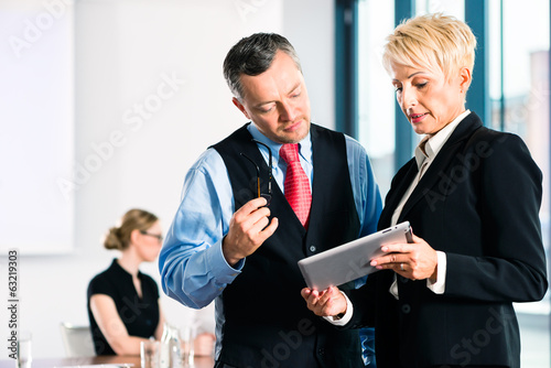 Photo: Business - Meeting oder Besprechung in Büro Business - Meeting oder Besprechung in Büro