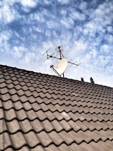 Instant Collection: Satellite- und Analogantenne auf dem Dach Satellite- und Analogantenne auf dem Dach