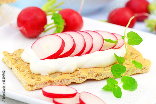Photo: Knäckebrot mit Quark und Radieschen Knäckebrot mit Quark und Radieschen