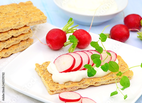 Photo: Knäckebrot mit Quark und Radieschen Knäckebrot mit Quark und Radieschen