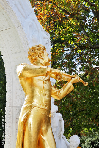 Photo: The statue of Johann Strauss, playing the violin The statue of Johann Strauss, playing the violin