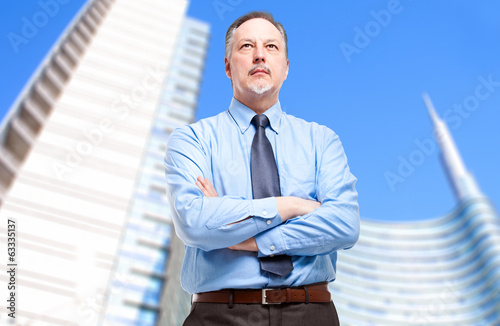 Photo: Senior businessman outdoor Senior businessman outdoor