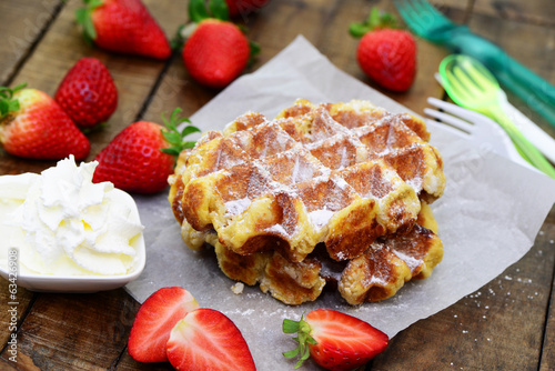 Photo: Waffel mit Sahne und Erdbeeren Waffel mit Sahne und Erdbeeren