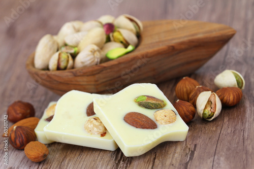 Photo: White chocolate pieces with almonds, pistachios and hazelnuts White chocolate pieces with almonds, pistachios and hazelnuts