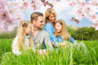 attraktive familie im frühling attraktive familie im frühling