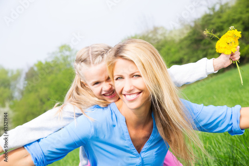 Photo: mutter und tochter in der natur mutter und tochter in der natur
