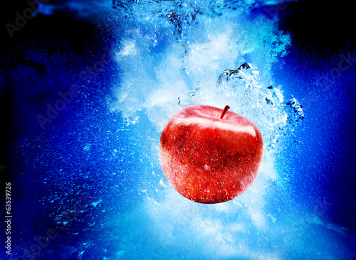 Photo: apple in water apple in water
