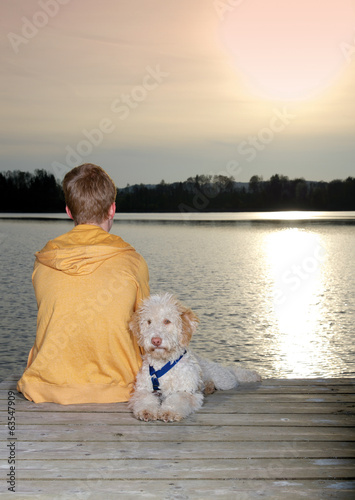 Photo: Teenager mit Hund am See Teenager mit Hund am See
