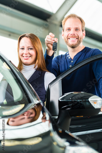 Photo: Leute oder Paar mit Neuwagen von Autohaus Leute oder Paar mit Neuwagen von Autohaus