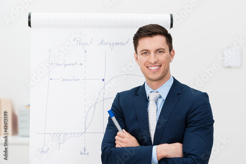Photo: erfolgreicher unternehmer vor dem flipchart erfolgreicher unternehmer vor dem flipchart