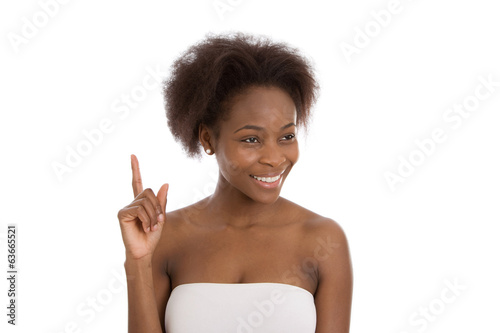 Photo: Afro-amerikanische Frau isoliert auf Weiß mit Zeigefinger Afro-amerikanische Frau isoliert auf Weiß mit Zeigefinger