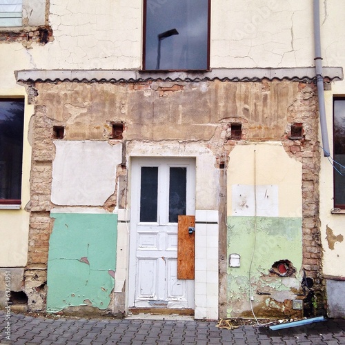Instant Collection: Kaputte Tür am Haus Kaputte Tür am Haus