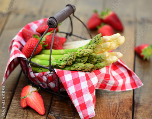 Photo: Spargel mit Erdbeeren Spargel mit Erdbeeren