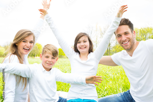 Photo: Familie beim spielen Familie beim spielen