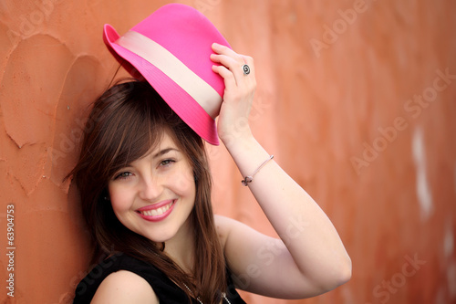 Photo: Ragazza con cappello rosa Ragazza con cappello rosa