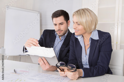 Photo: Business Team: Mann und Frau in Besprechung Business Team: Mann und Frau in Besprechung